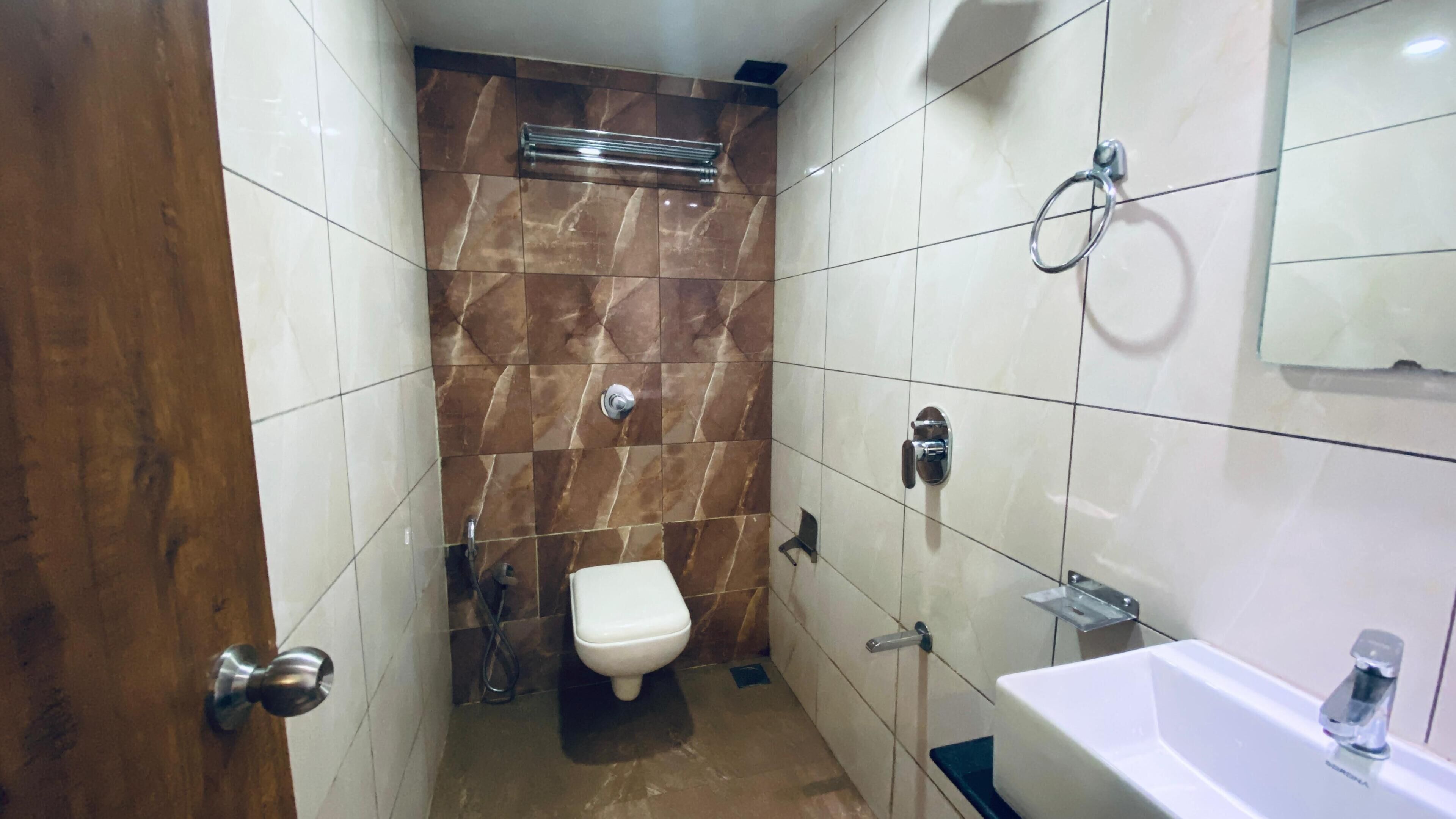 Ein Badezimmer mit Toilette, Waschbecken und Dusche.