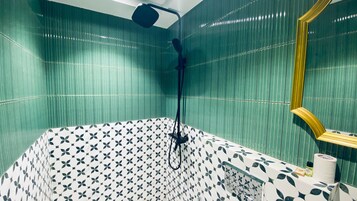 Super Deluxe Room | Bathroom | Free toiletries, hair dryer, towels, soap