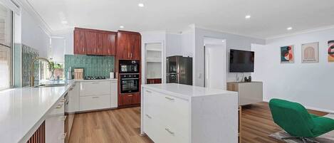 Refrigerador, microondas, horno y parrilla de estufa