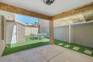 Outdoor dining - Mid Century Magic in Ardross (Ardross)