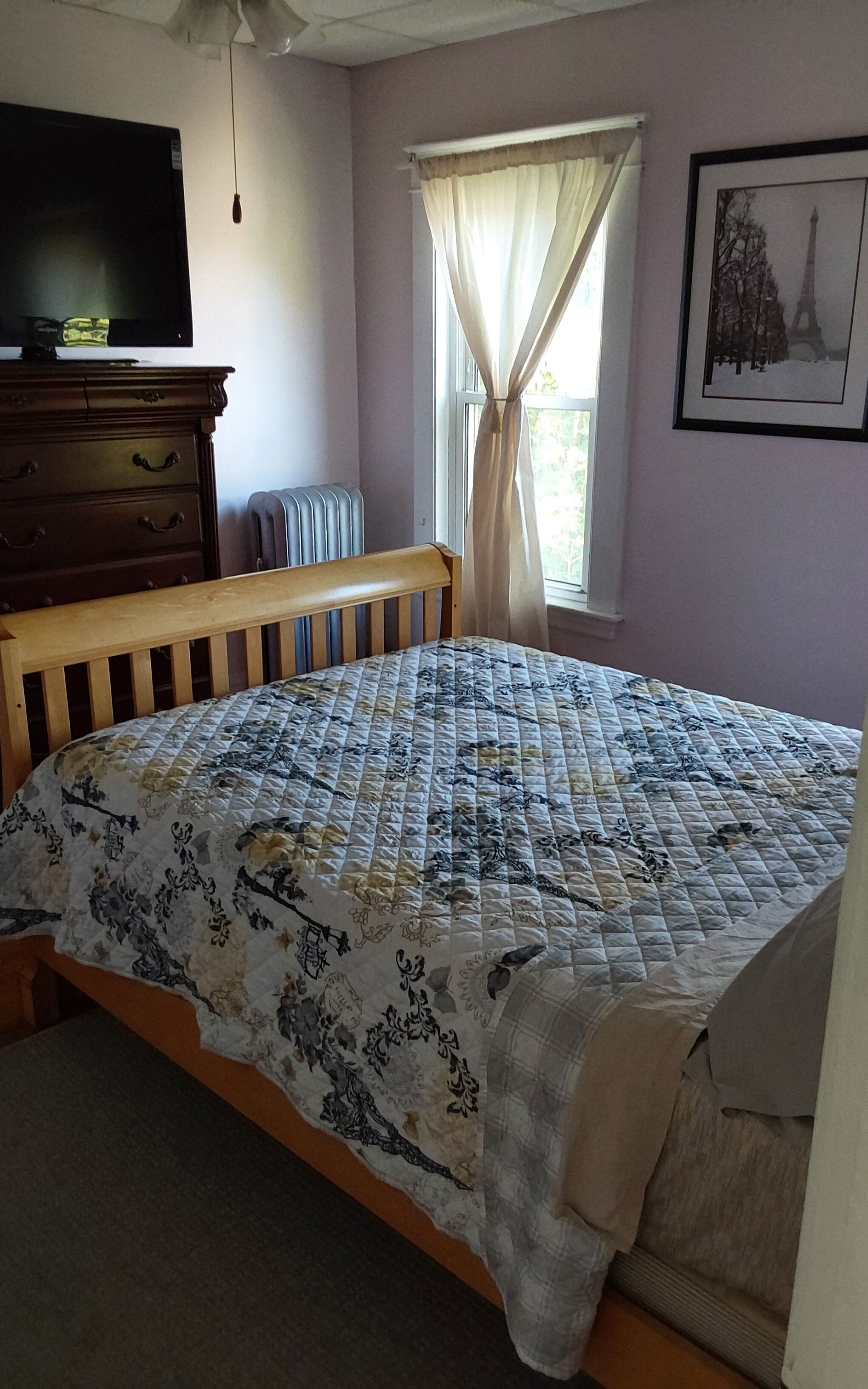 3 bedrooms, desk, WiFi, bed sheets