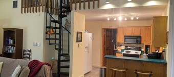 Charming 2-bedroom cottage with WiFi, AC in wonderful New Pekin