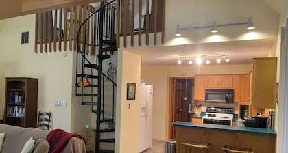 Charming 2-bedroom cottage with WiFi, AC in wonderful New Pekin