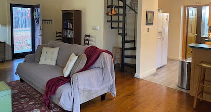 Charming 2-bedroom cottage with WiFi, AC in wonderful New Pekin