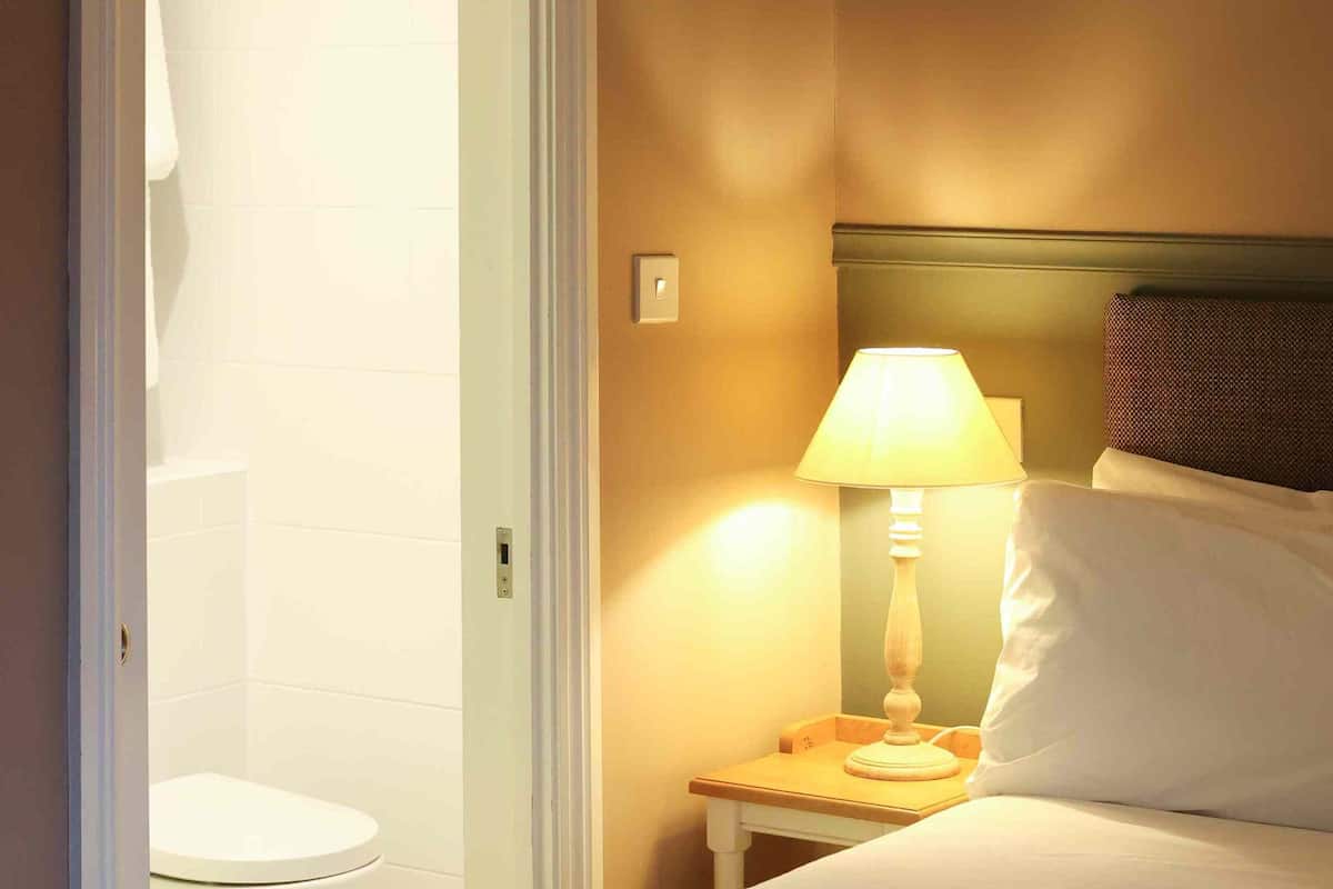 Escritorio, sistema de insonorización y wifi gratis