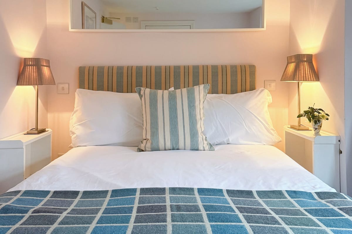 Classic Double Room, 1 Double Bed, Private Bathroom | Desk, soundproofing, WiFi (free)