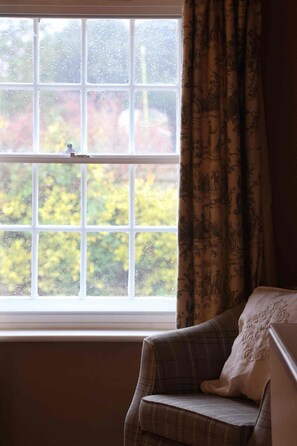 Comfort-herbergi með tvíbreiðu rúmi - einkabaðherbergi | Skrifborð, hljóðeinangrun, ókeypis þráðlaus nettenging