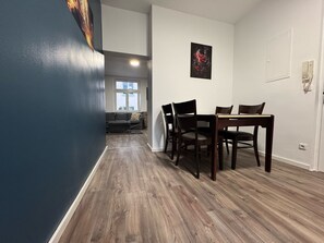 Dining - Cozy Retreat - Central vacation apartment (Nürnberg)