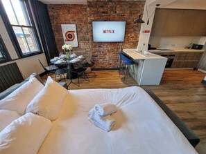 2 bedrooms, desk, iron/ironing board, travel crib