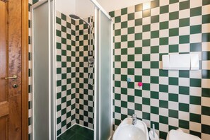 Apartamento básico | Banheiro | Produtos de toalete grátis, secador de cabelo, toalhas de banho 