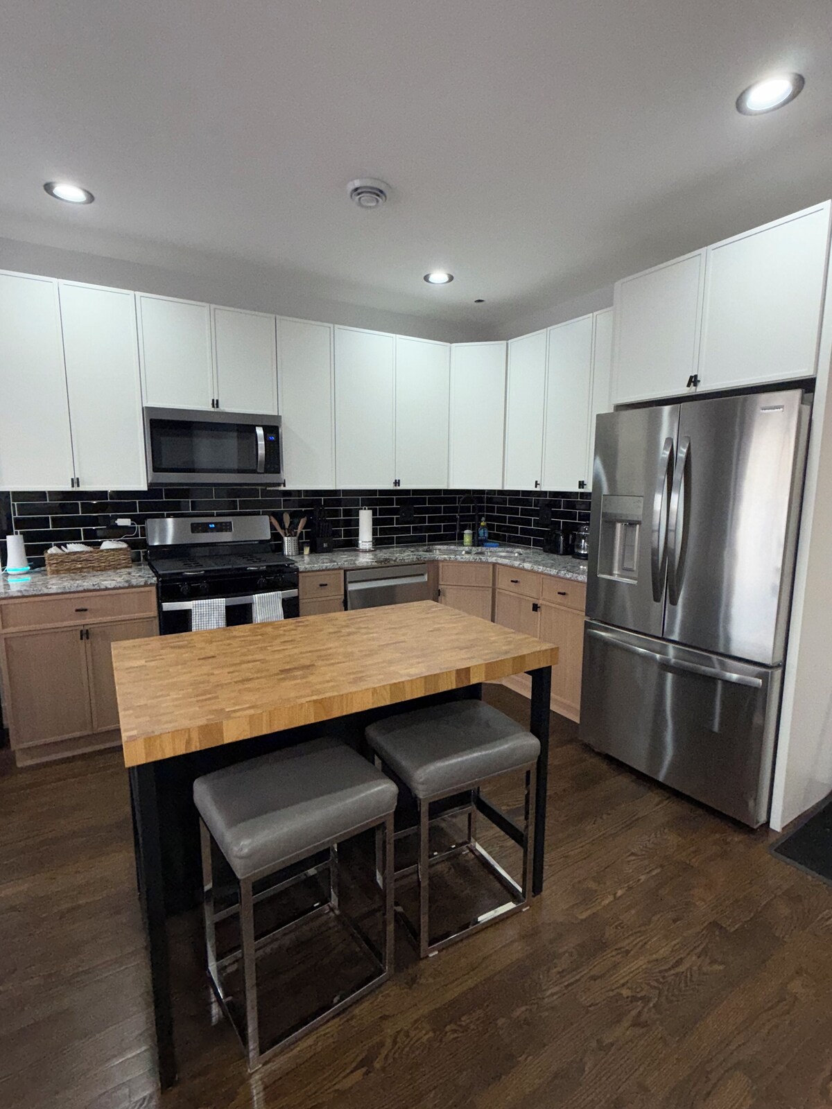 Your Chicago Home Base – 4BR, 2BA, Sleeps 15, Ideal for Families & Groups!