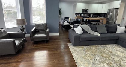 Your Chicago Home Base – 4BR, 2BA, Sleeps 15, Ideal for Families & Groups!