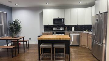 Refrigerador, microondas, horno, placa de cocina