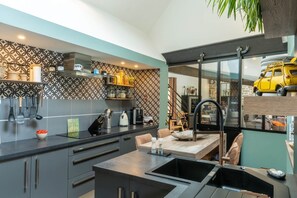 Kylskåp, mikrovågsugn, ugn och diskmaskin