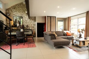 TV, fireplace