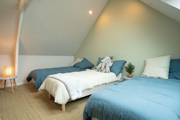 4 bedrooms, iron/ironing board, free WiFi