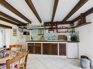 Fridge, oven, stovetop, coffee/tea maker