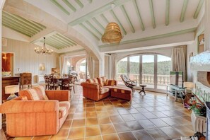 Smart-TV, Kamin, Tischfußball, Tischtennisplatte