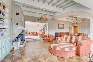 Smart-TV, Kamin, Tischfußball, Tischtennisplatte