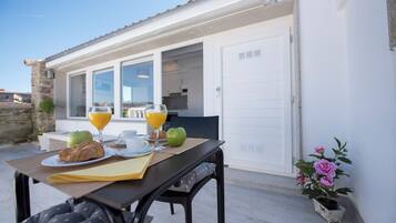 Penthouse Panoramique, balcon, vue ville | Terrasse/Patio