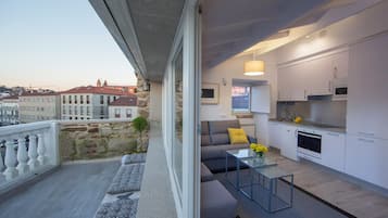 Penthouse có tầm nhìn toàn cảnh, ban công, quang cảnh thành phố | Hiên