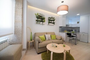 Apartment, 2 Schlafzimmer | Wohnbereich | Flachbildfernseher