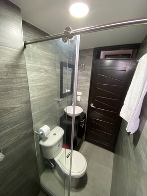 Apartment, 3 Bedrooms, Balcony, City View | Bathroom - Entire Home in Business Luxury Chipichape! (Cali)