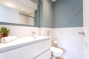 Een douche, een haardroger, handdoeken