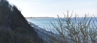 Directly on the cliffs with beach access, beautiful nature in a quiet location.