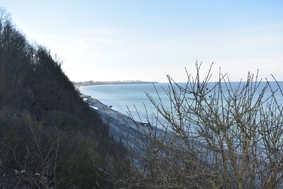 Directly on the cliffs with beach access, beautiful nature in a quiet location.