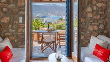 Hus, delvis sjøutsikt | Oppholdsområde