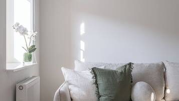 Apartment | Living room | Flat-screen TV