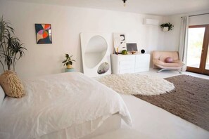 4 bedrooms, iron/ironing board, WiFi, bed sheets