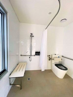 Ferienhütte, barrierearm | Badezimmer | Haartrockner, Handtücher, Shampoo, Toilettenpapier