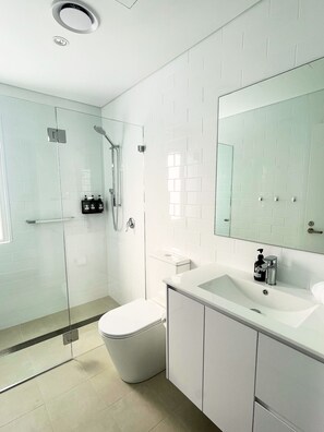 Cabin, Garden Area | Bathroom | Hair dryer, towels, shampoo, toilet paper - Resort on Cedar (Windang)
