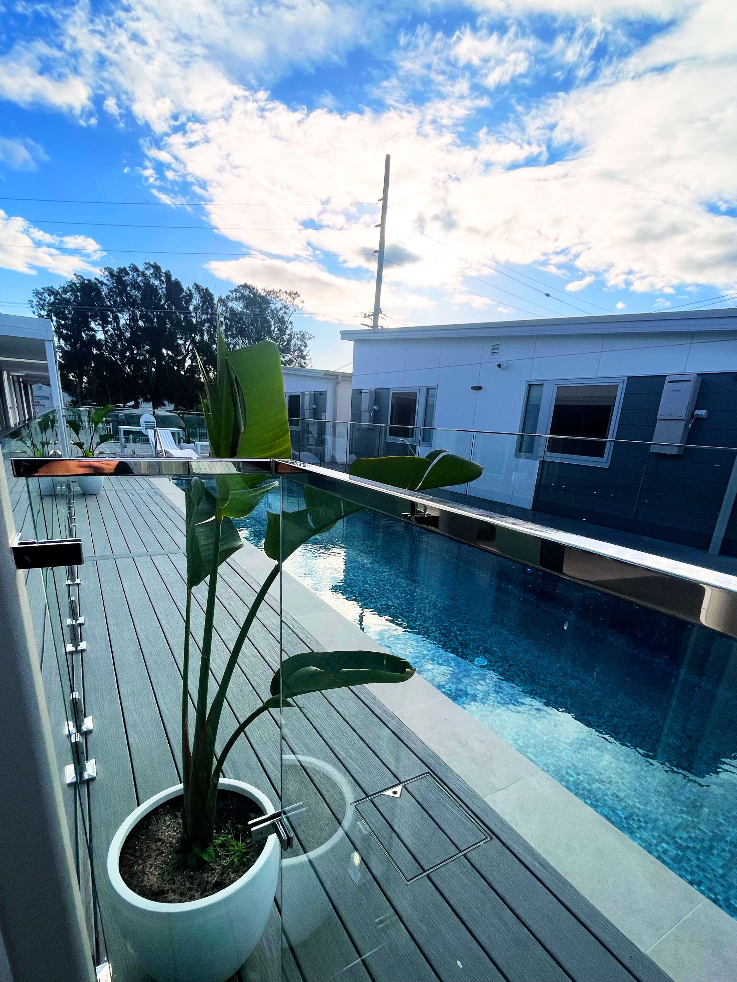 Hồ bơi ngoài trời, mở cửa từ 8:00 đến 21:00, ghế dài tắm nắng 