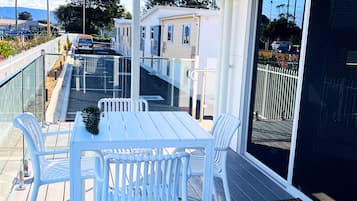 Mökki, puutarha-alue | 1 makuuhuone, silitysrauta/-lauta, ilmainen Wi-Fi, vuodevaatteet