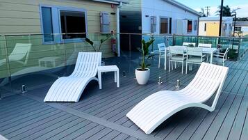 Kolam renang outdoor, dengan kursi berjemur