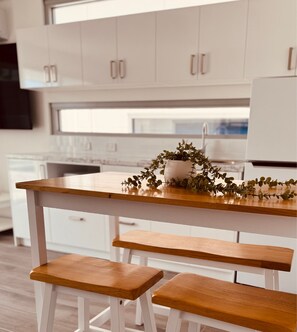 Refrigerador con freezer, microondas, tostadora, utensilios de cocina
