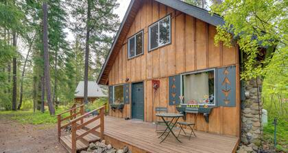 1 Mi to Lake Easton: Cozy Cascades Cabin!