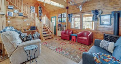 2 Mi to Skiing: Casper Cabin w/ Mtn Views!