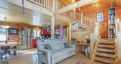 2 Mi to Skiing: Casper Cabin w/ Mtn Views!