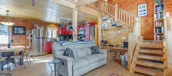 2 Mi to Skiing: Casper Cabin w/ Mtn Views!