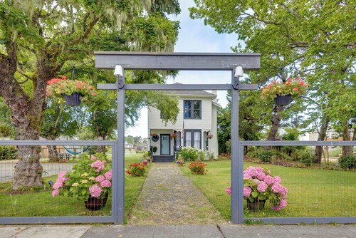 Walk to Beach: Riverside Retreat in Seaside!