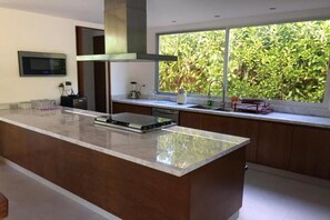 Frigorífico, horno, placa de cocina y utensilios de cocina