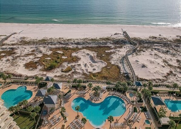 Pool - Beach Front~Ground Level~3 Bedrooms~3.5 Bathrooms~Amenities Galore!!! (Gulf Shores)