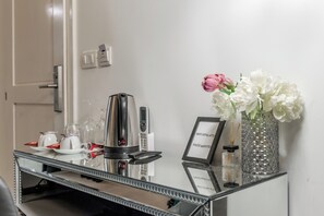 Habitación Deluxe doble | Caja fuerte, escritorio, cortinas opacas y tabla de planchar con plancha