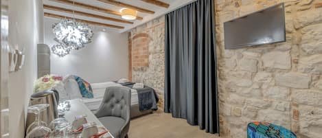 Deluxe Double Room | In-room safe, desk, blackout curtains, iron/ironing board