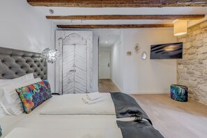Deluxe Double Room | In-room safe, desk, blackout drapes, iron/ironing board - The Code Luxury Rooms (Split)