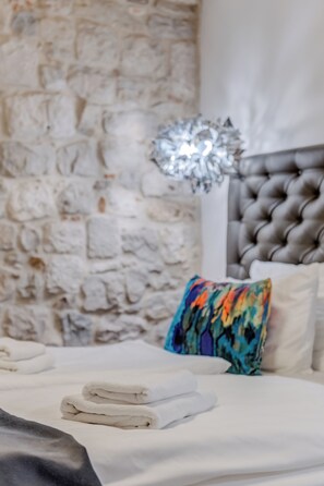 Deluxe Double Room | In-room safe, desk, blackout drapes, iron/ironing board - The Code Luxury Rooms (Split)
